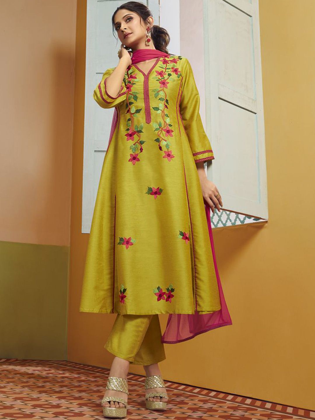 Jennifer Winget Floral Embroidered Anarkali Kurta With Trouser & Dupatta